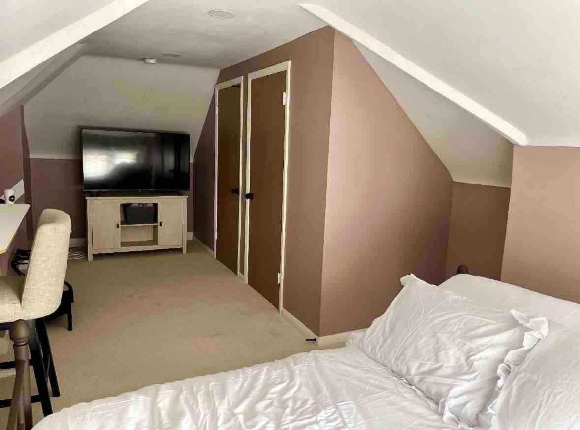 Elevated Entertainment Sleep Suite Cleveland Extérieur photo